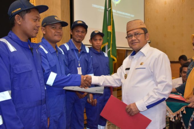 Bupati Indra Memberikan SIM Melaut Kepada 600 Nelayan Gorut