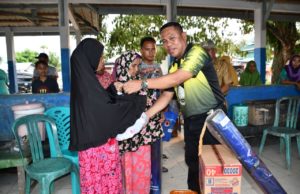 Sekda Ridwan Serahkan Bantuan Kepada Korban Kebakaran di Kecamatan Atinggola