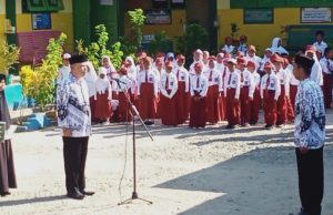 Hadir Orang Tua Siswa Pada Upacara HUT PGRI Ke-74 Kepsek SDN 10 Tilamuta Mendaptakan Apresiasi