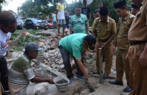 Kunjungi Kecamatan Atinggola, Bupati Letakkan Batu Pertama Pembangunan Jamban Sehat Keluaraga
