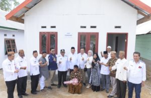 Bupati Darwis Moridu Serahkan 4 Buah Rumah Layak Huni Kepda Masyarakat Miskin