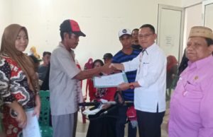 Serahkan Bantuan Mesin Pangkas Kepada 9 Kelompok Petani, Ini Harapan Wabup Thariq