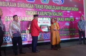Bupati Boalemo Serahkan BKAD Award Kepada Dinas Sosial-PMD