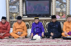 Bupati Indra Yasin Hadiri Pemberian Gelar Adat Kepada Bupati Bonebol