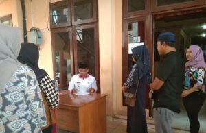 Pelayanan Maksimal, Bupati Boalemo Layani Masyarakat di Meja Piket Satpol Tanpa Antrian