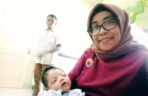 Kadis Sosial dan PMD Boalemo Serahkan Bayi Terlantar Pada Orang Tua Angkat