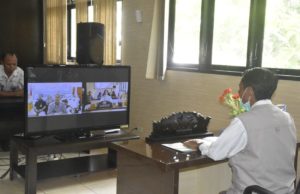 Lewat Teleconference, Bupati Nelson Serahkan LKPD