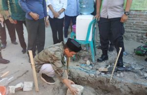 Bupati Nelson Letakkan Batu Pertama Rumah Korban Kebakaran