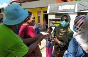 Soal Covid-19, Ketua TP-PKK Kabgor Bagikan Sembako Kepada Warga Terdekat