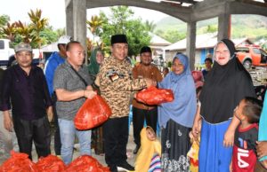Warga Terdampak Banjir Ilotunggula Terima Bantuan Dari Sekda Gorut
