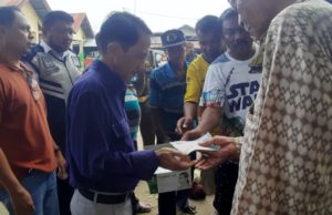 Cegah Corona, Bupati Nelson Bagikan Masker Gratis di Pasar