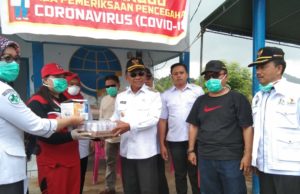 Pastikan Perbatasan Aman Terkendali, Bupati Boalemo Serahkan Peralatan Kesehatan