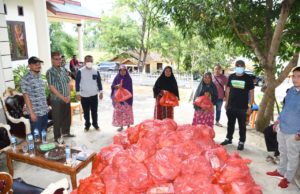 Sekda Serahkan 200 Paket Sembako, Efendi : Molantadu Target Pertama