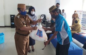 Bupati Gorut Serahkan Bantuan Sembako dari Bank SulutGo untuk Pensiunan