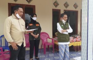 Bupati Nelson Berikan Bibit Jagung ke Petani di Asparaga: Silahkan Menanam