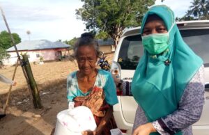 Rensi Makuta Bagikan 10kg Beras ke 105 Kepala Keluarga di Desa Dulupi