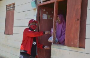 Ketua PDIP Boalemo Berikan Bantuan dan Sosialisasi PSBB di Desa Dulangeya