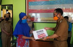 Wabup Gorut Serahkan BLT-DDS untuk 122 KK di Desa Bolango Raya