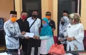 Viral di Medsos, Kadis Pendidikan dan Ketua PGRI Gorut Bantu Warga Botungobungo