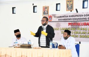 Sekda Gorut Serahkan BLT-DD ke 97 Warga Desa Masuru