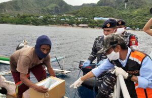 Bupati Nelson Sosialisasi New Normal dan Salurkan Bansos ke Nelayan