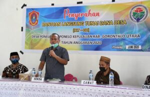 RY Sambangi Desa Ponelo, Bagikan BLT-DD Tahap II ke 106 Warga