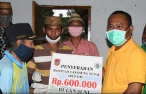 Sekda Serahkan BLT Tahap III ke 48 KPM Desa Botuombato