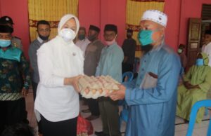 Sekda Kabgor Serahkan Sembako dari Baznas untuk Takmirul Masjid