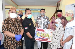 Sekda Ridwan Yasin Serahkan BLT Tahap III di Desa Moluo