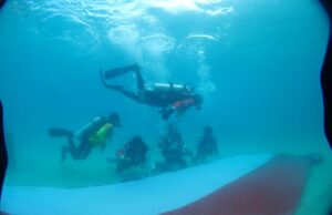 Syarief Mbuinga Upacara Detik Proklamasi di Bawah Laut: Bendera 7,5 Meter Dibentangkan