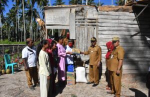 Bupati Darwis Bantu Masyarakat yang Rumahnya Tertimpa Pohon di Desa Pontolo
