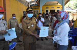 Bupati Boalemo Salurkan BPNT dan Sertipikat Tanah di Dulupi dan Wonosari