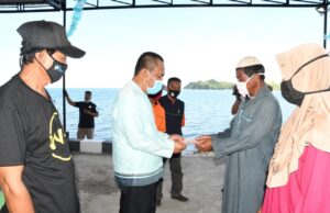 Sekda Gorut Serahkan BST Kemensos pada 233 KPM di Sumalata Timur