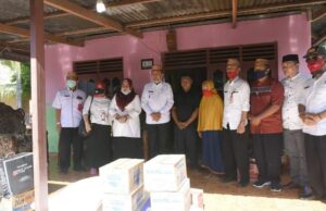 Wabup Boalemo Serahkan Bantuan untuk Korban Rumah Terbakar di Desa Rumbia