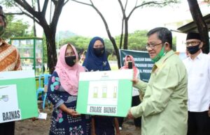 Bupati Gorut Serahkan Bantuan Bentor Bebas Biaya Angkutan ke Baznas