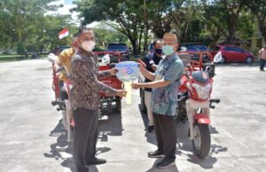 Pemda Pohuwato Terima 2 Unit Kendaraan Roda Tiga dari BPR Palu