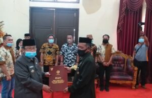 Bupati Gorut Serahkan Penghargaan Satya Lencana ke Puluhan Guru