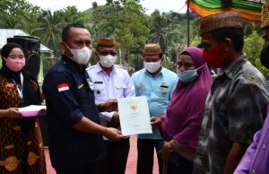 Sekda Gorut Serahkan 226 Sertipikat Tanah pada Warga Desa Tudi