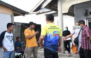 Sekda Bantu Warga Korban Banjir Sumtim menggunakan Dana Pribadi