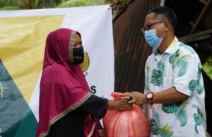 Wabup Gorut Serahkan Bantuan dari Baznas ke Korban Banjir Biau