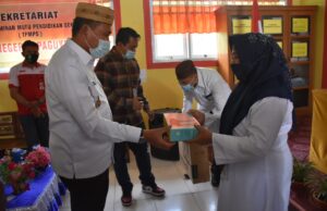 Anas Serahkan Bantuan Media Pembelajaran ke SMPN 3 dan SDN 6 Paguyaman