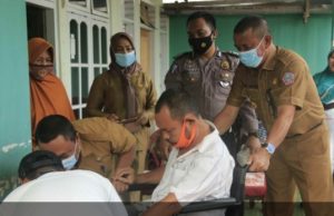 Prihatin, Bupati Syarif Bantu Kursi Roda Masyarakat Kena Penyakit Stroke