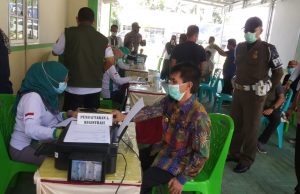 Wabup Kabgor Ikut Vaksinasi Tahap Ke II di Puskesmas Tibawa