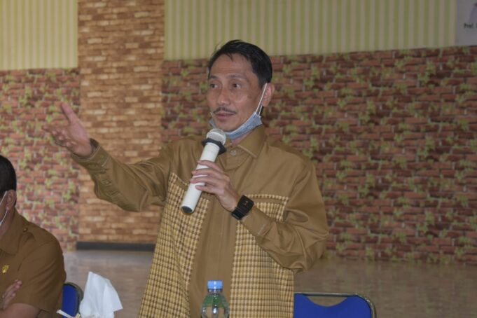 Bupati Nelson Beri Pembekalan ke 322 Cakades Kabgor