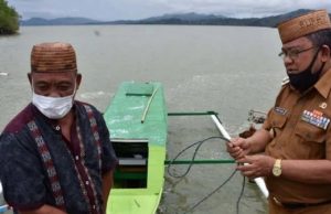 Indra Yasin Serahkan Bantuan Baznas Berupa Transport Gratis 1 Unit Perahu Kepada 23 Orang