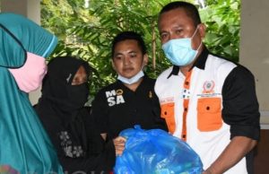 Gerak Cepat, Sekda Gorut Serahkan Bantuan Kepada Lansia yang Terdampak Banjir di Empat Desa