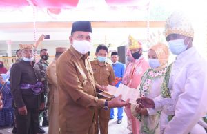 Anas Jusuf Hadiri Pesta Massal di Desa Diloato, Paguyaman