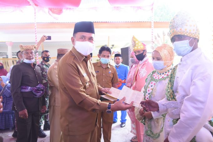 Anas Jusuf Hadiri Pesta Massal di Desa Diloato, Paguyaman