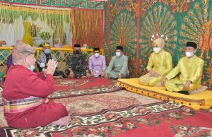 Jalani Prosesi Adat Moloopu, Nelson: Ini Menjadi Pegangan Dalam Menjalankan Tugas Sebagai Bupati