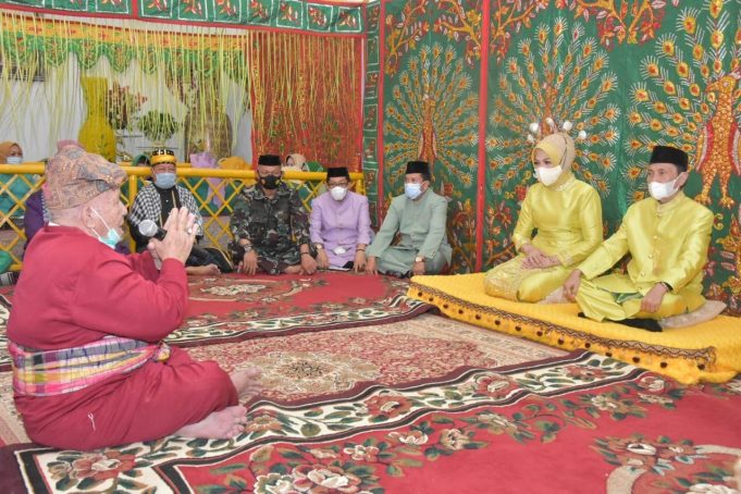 Jalani Prosesi Adat Moloopu, Nelson: Ini Menjadi Pegangan Dalam Menjalankan Tugas Sebagai Bupati